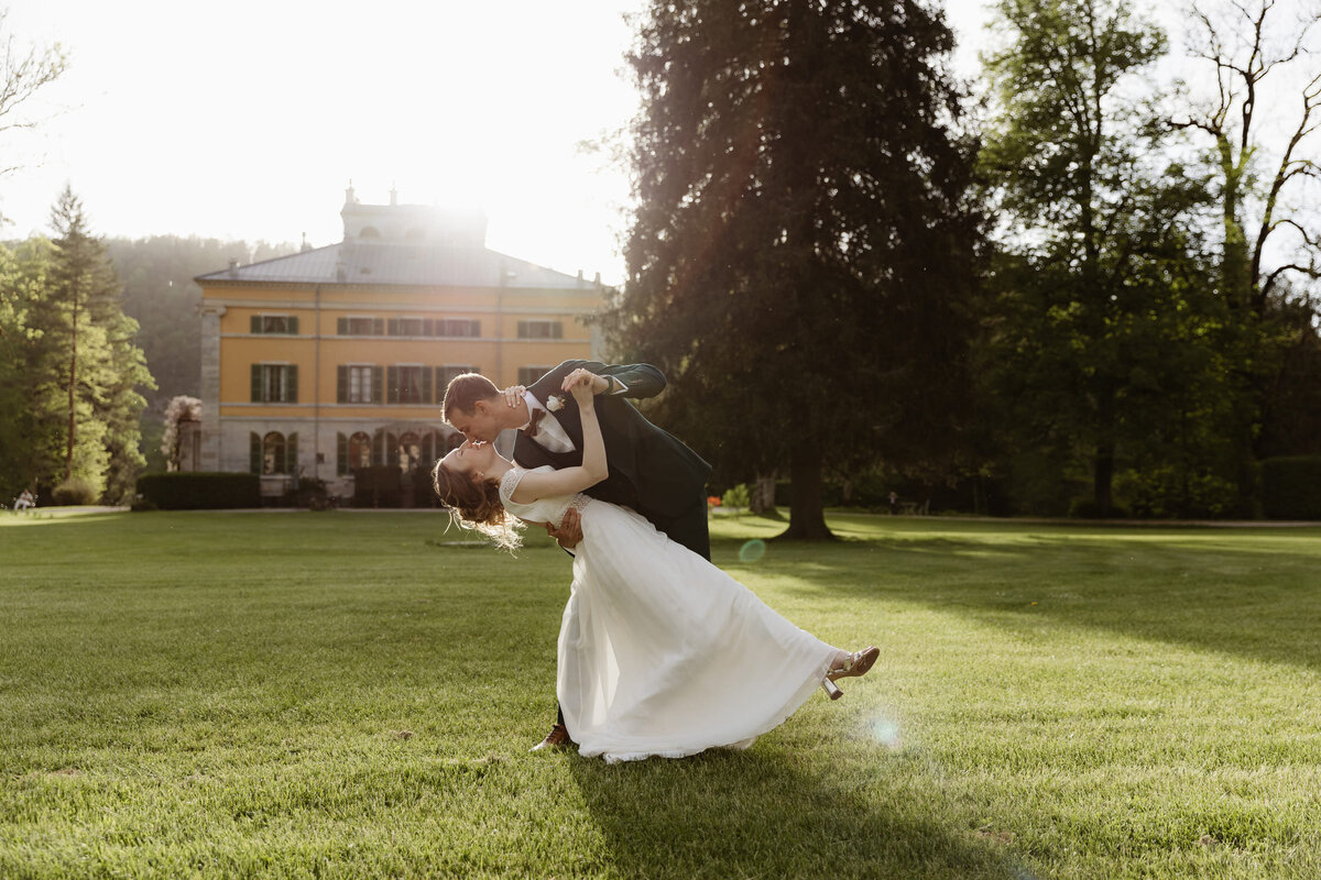 Elodie-et-Ludvik-mariage-couple-exterieur-parc-chateau1