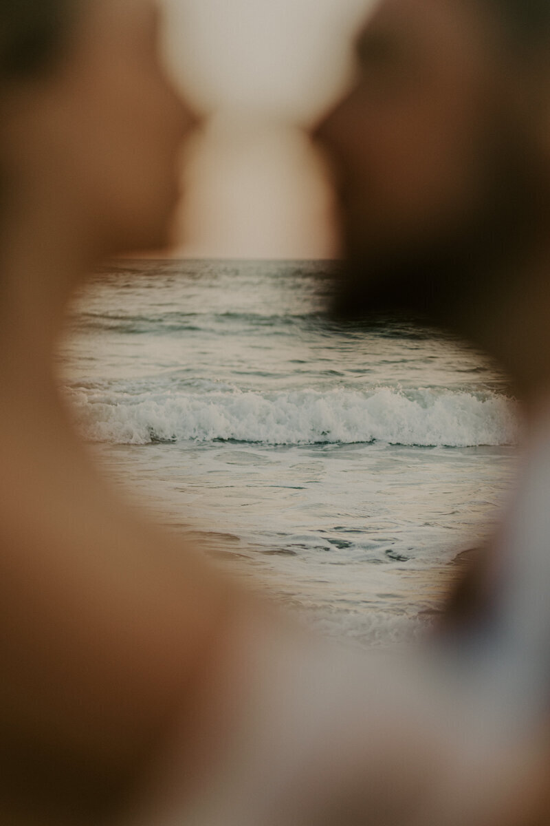 Deux visages se faisant face dans un effet de flou. Mer en arrière plan. Prise par Laura Termeau photographie.