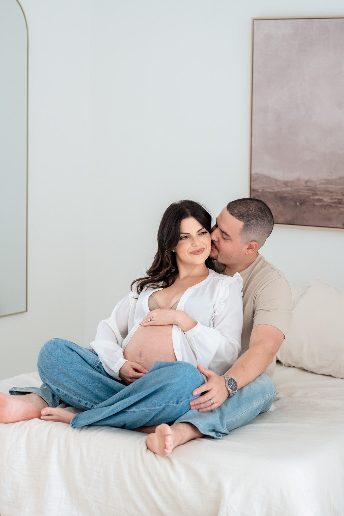 emmiclaire-maternity-dad-hands-on-bump-studio