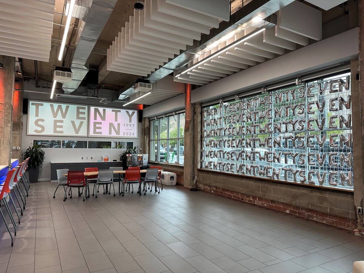 common_cheers_wall_installation_balloons