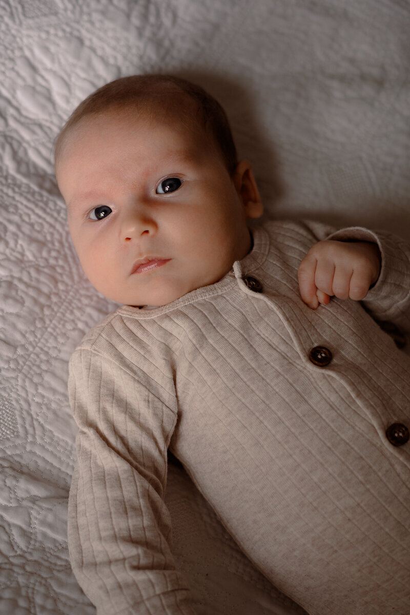 closeup van het gezicht van een pasgeboren baby tijdens een newbornshoot