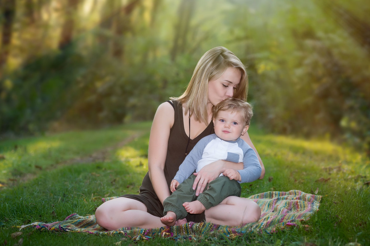 sun peaks through during portrait session at park