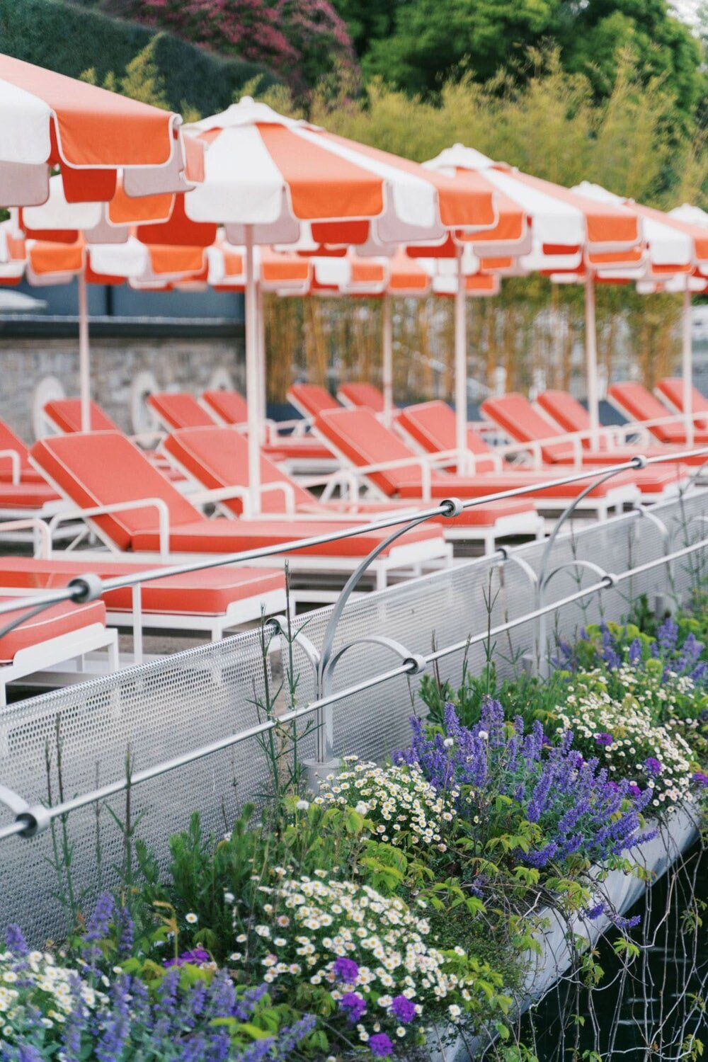 Umbrellas and beach beds at Grand Hotel Tremezzo wedding, by Lake Como Wedding Photographer Andreas K. Georgiou