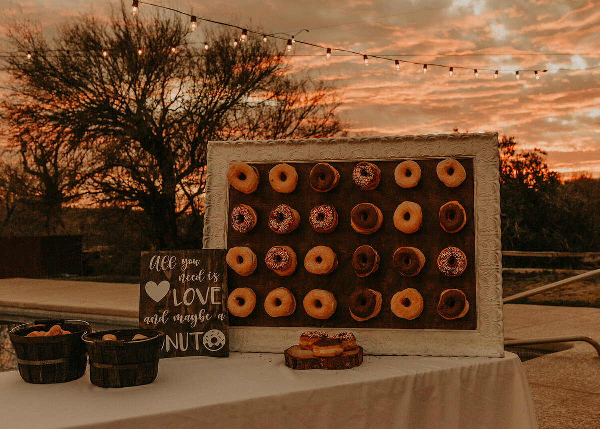 Dessert station that has doughnuts