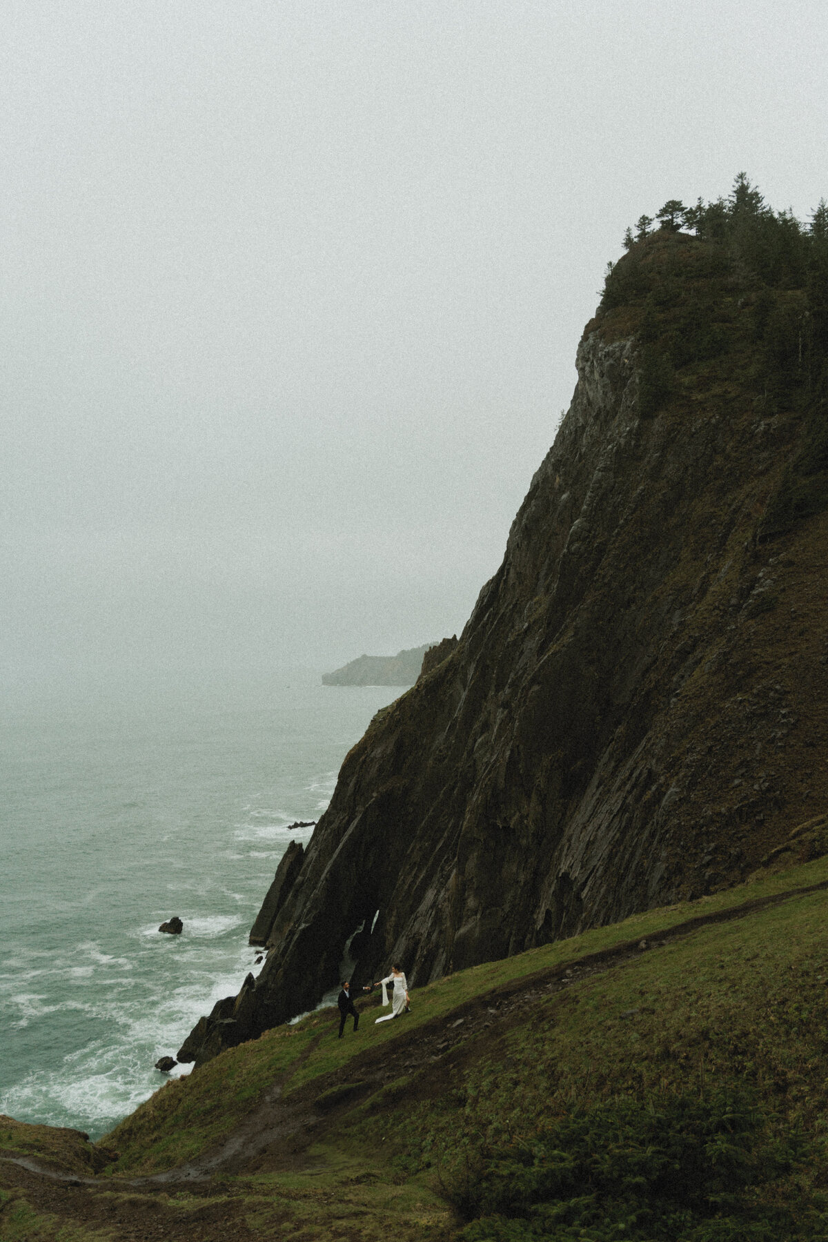 elopement oregon cliff - lizarrietaphotography-44