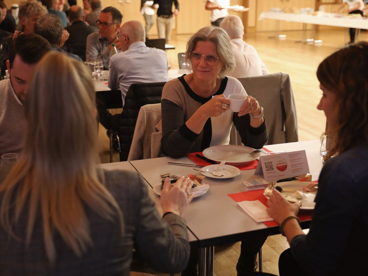 meralunastudio-werbeagentur-schweiz-zuerich-portfolio-jungunternehmerzentrum-flawil-martini-forum-2022 (1)