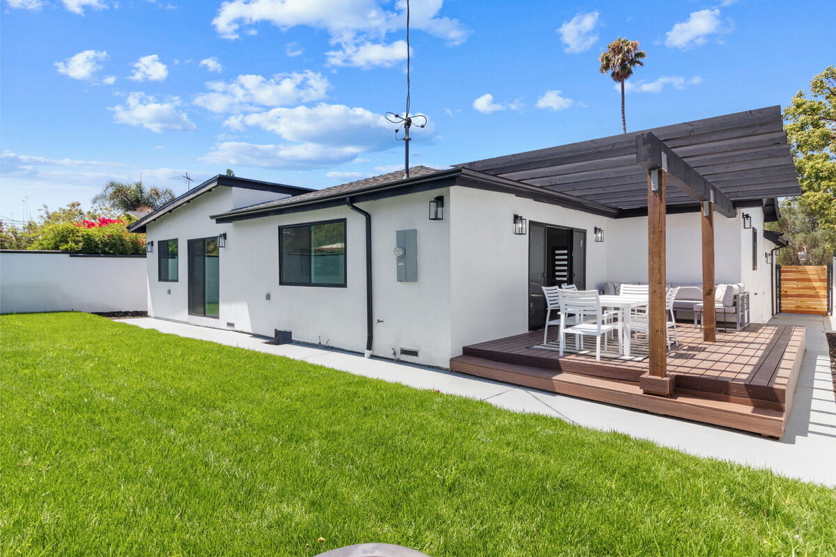 Backyard-Entertaining-Space-Los-Angeles-Home-Renovation-AW-Development