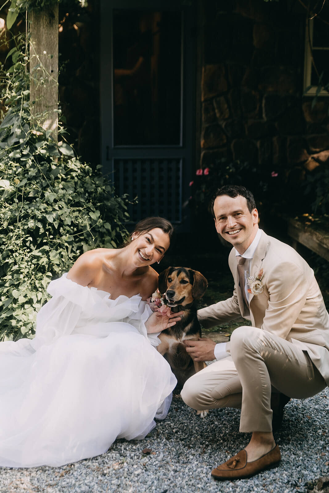 22.bride-and-groom-with-dog-beige-suit-white-dress-outdoor-wedding
