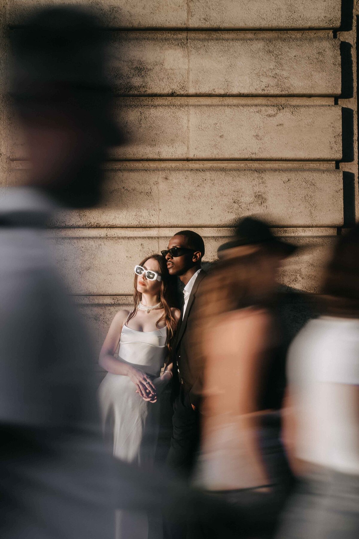 sophiosticated_couple_in_paris_exclusive_wedding_fashion_portrait_in_paris