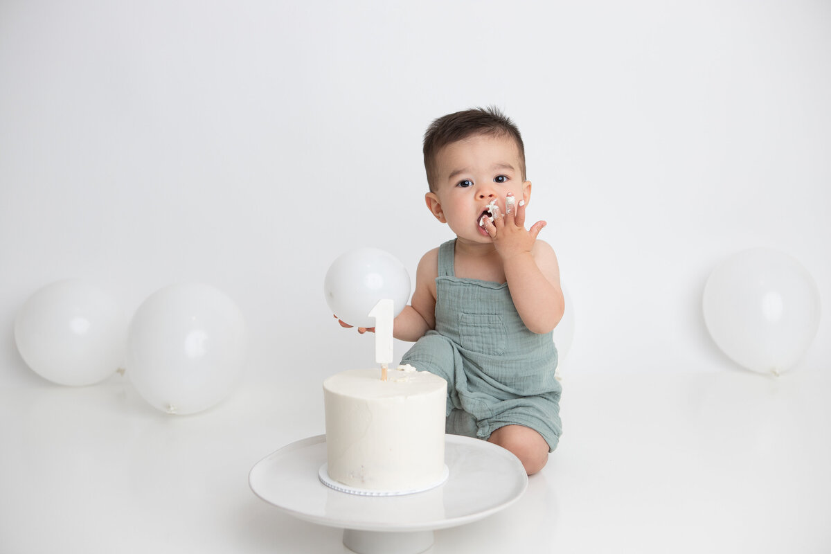 Minimalist cake smash white balloons