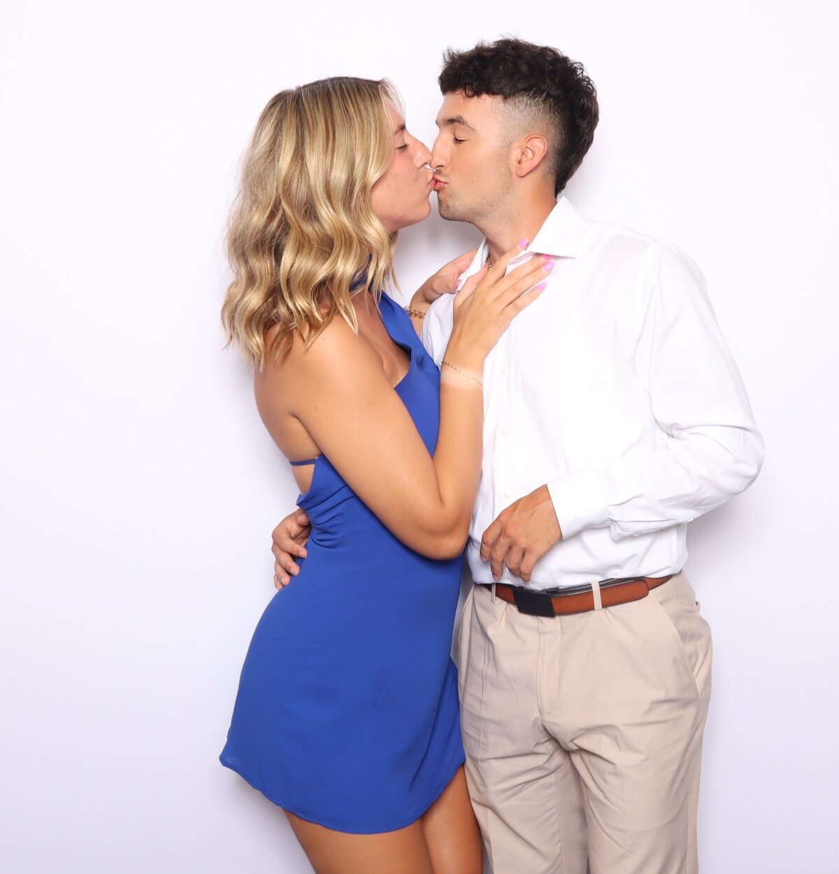 ar-photobooths-couple-kissing-blue-dress