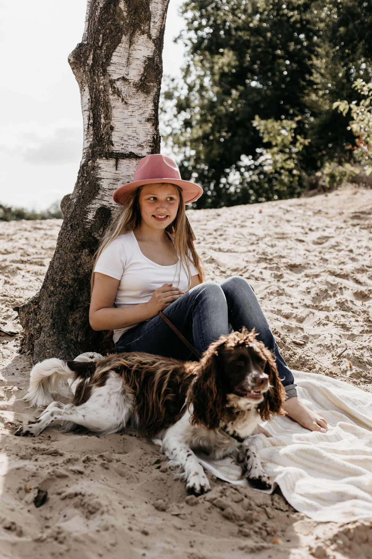 Luna met haar hond tijdens de gezellige gezinsshoot in Drenthe