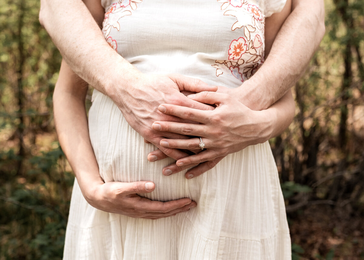 matenity-belly-hold