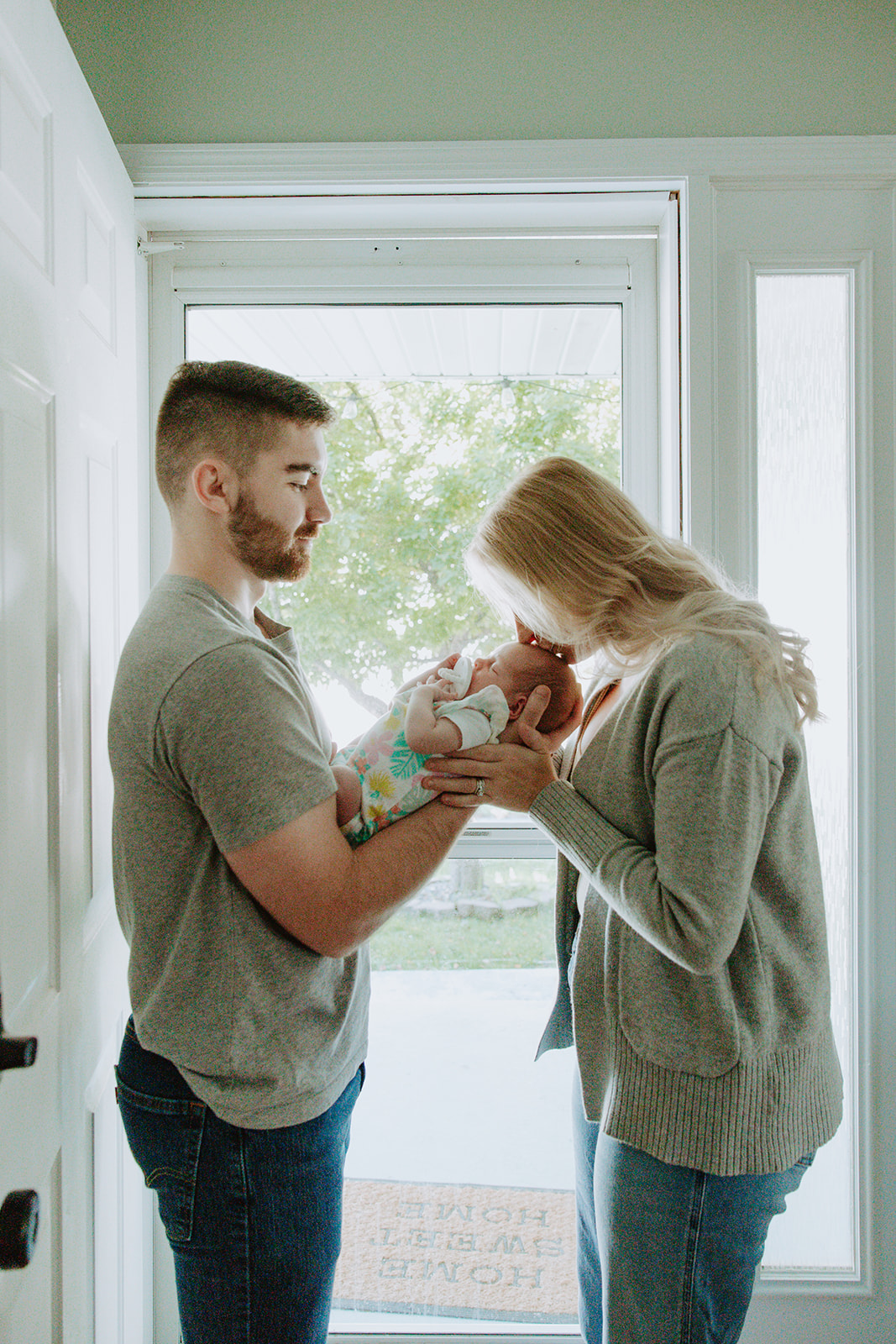 Family photos without the stress — just laughter, hugs, and real moments. Minnesota family photographer for playful, true-to-life memories.
