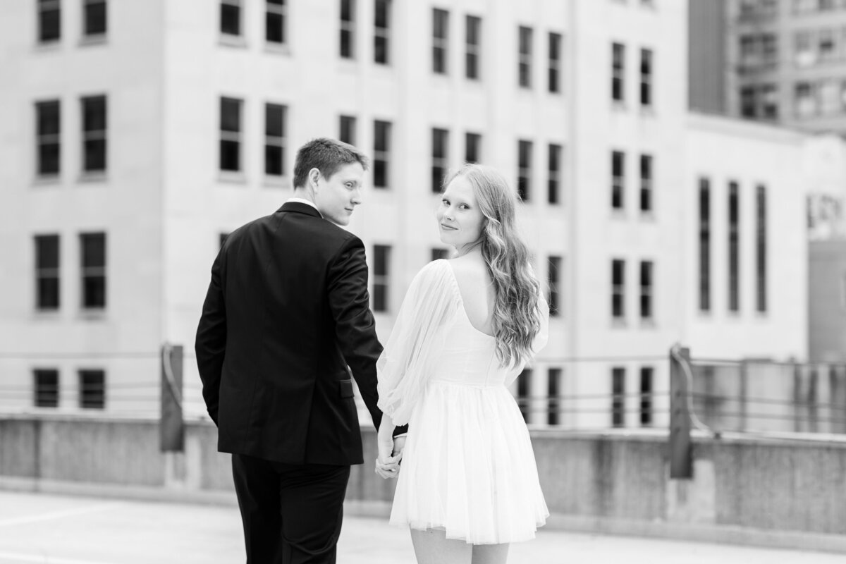 DowntownCincinnatiEnagementSessionPhotography-13