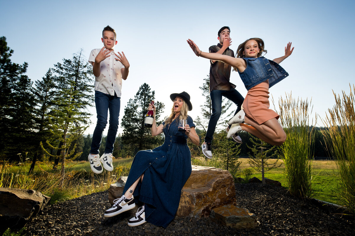 family-mom-children-wine-portrait-coeur-dalene