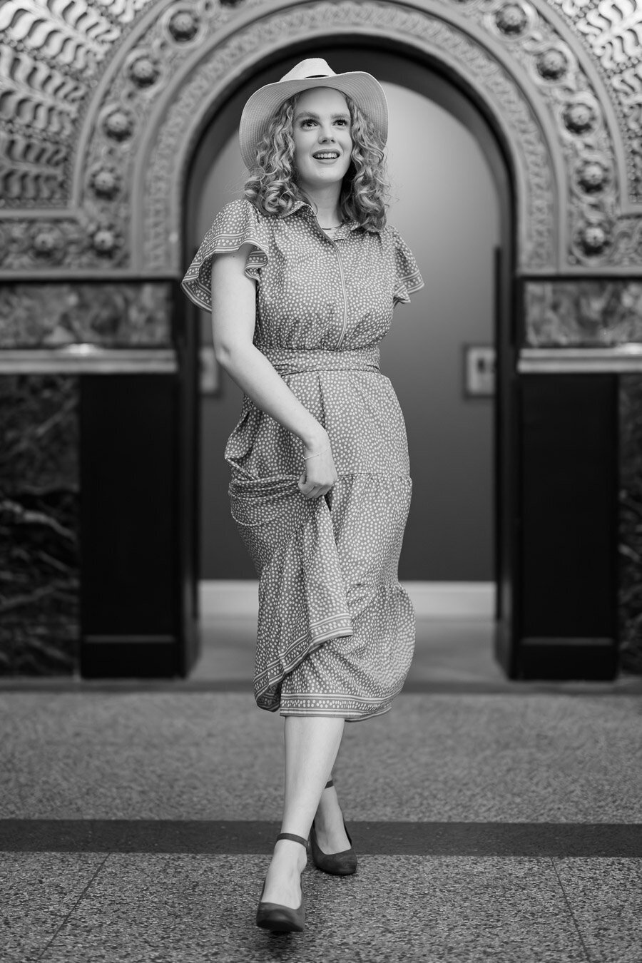 vintage-shoot-woman-hat-walking-13346