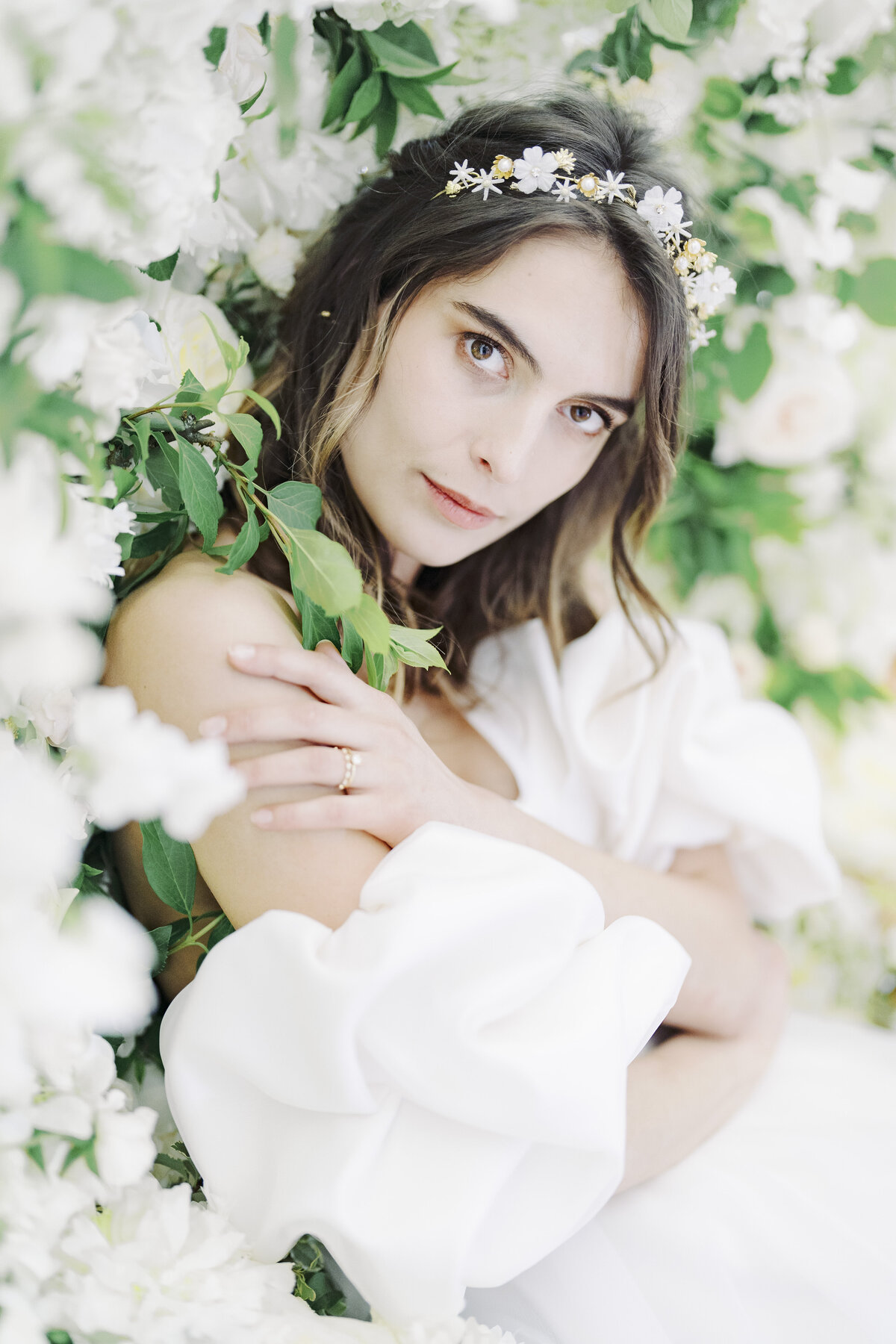 mariee-entouree-de-fleurs-blanches-avec-accessoire-cheveux