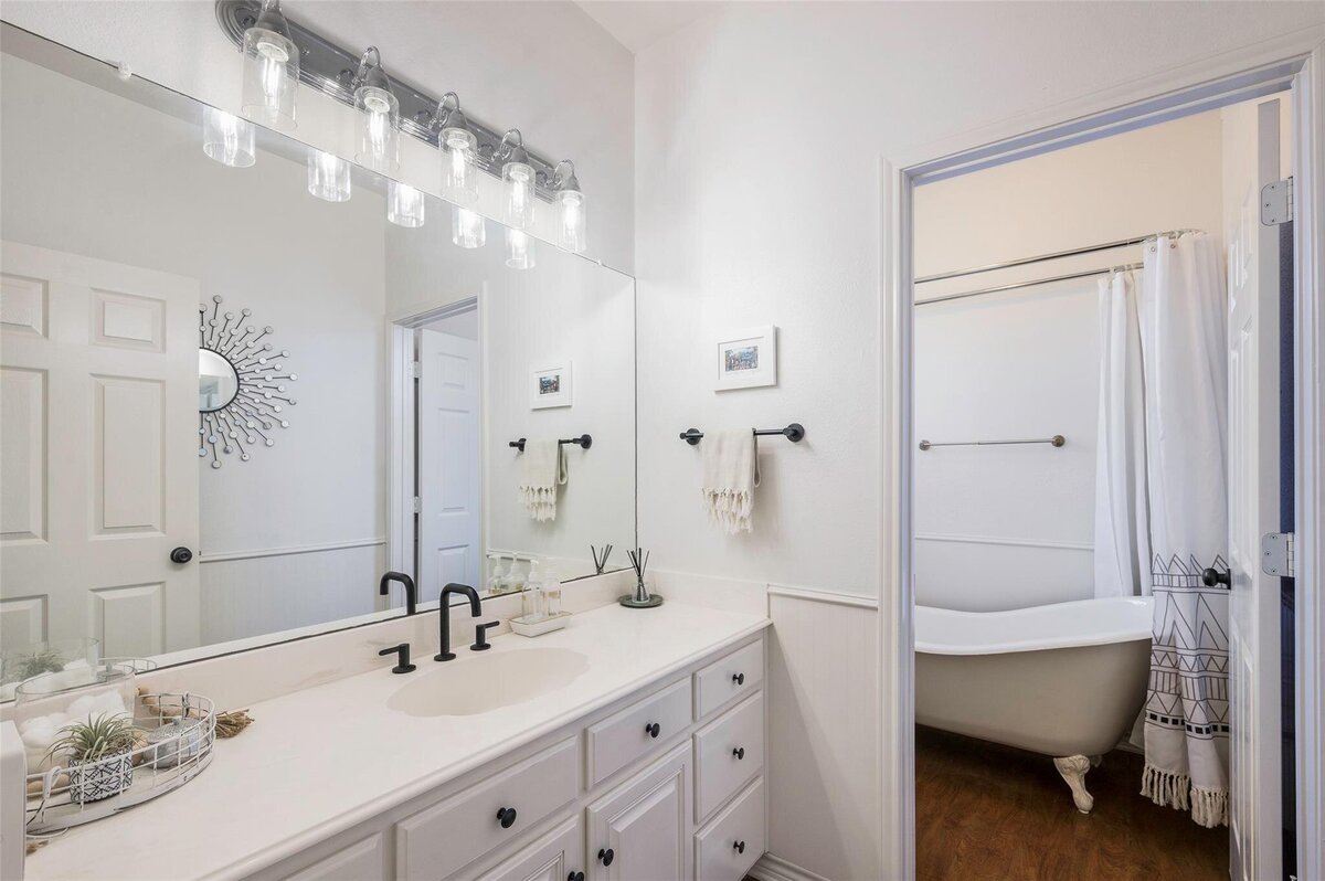 clawfoot tub