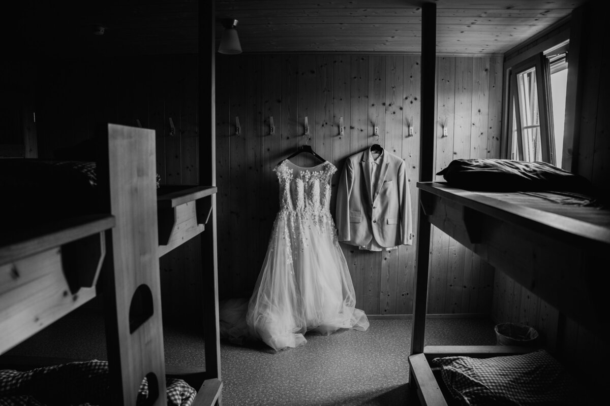 Black and white version of dress and suit in hütte in Switzerland