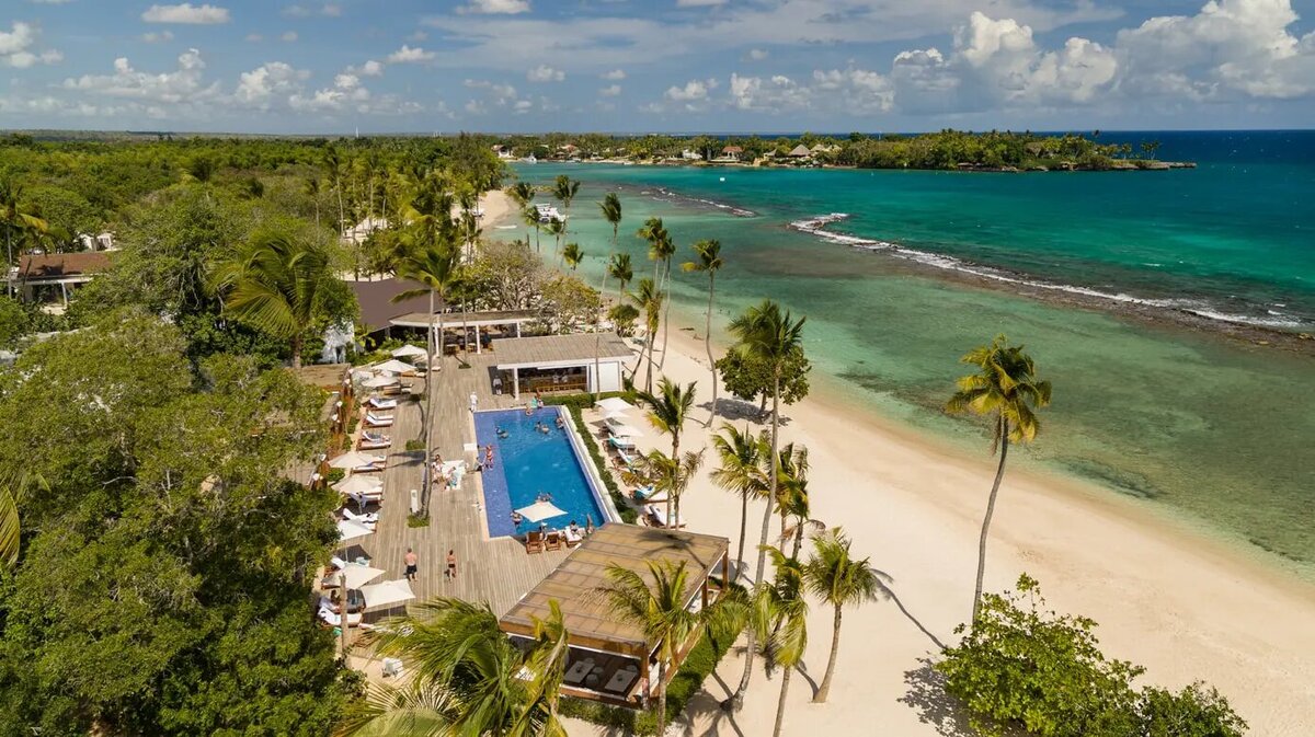 minitas-beach-club-drone