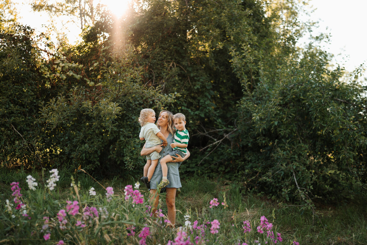 Troutdale-Family-Photos-Wildflowers-147