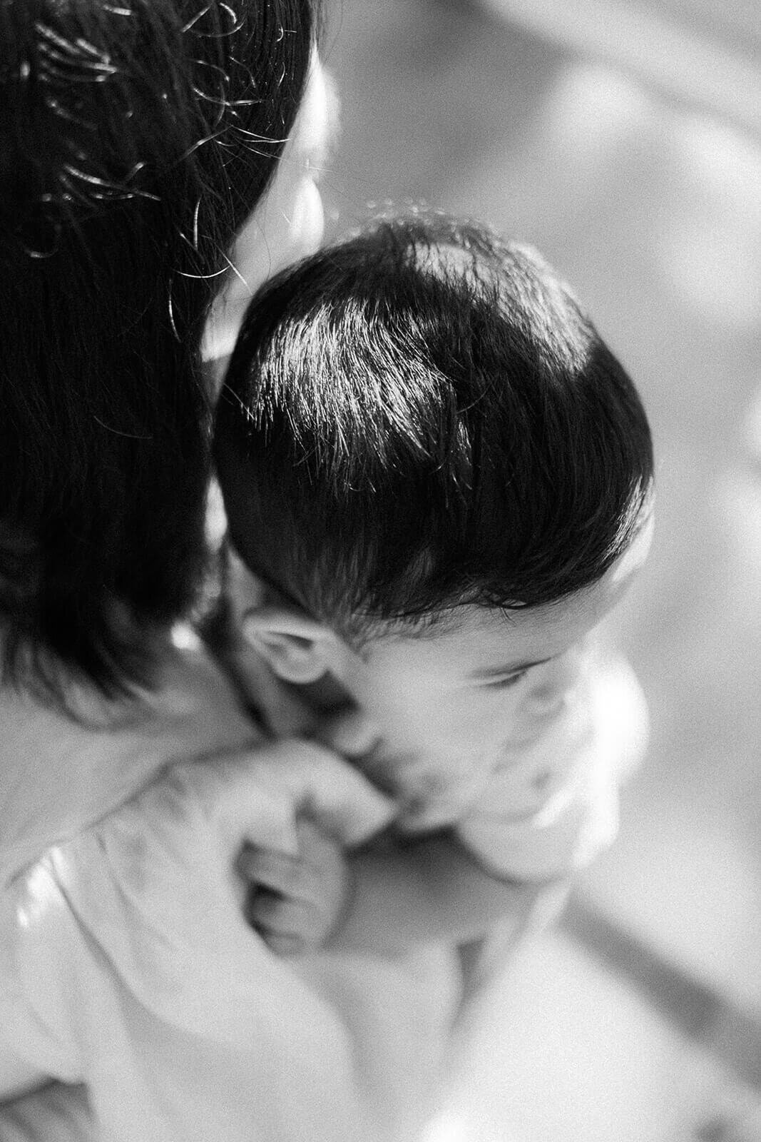 Sydney-family-mum-carrying-toddler
