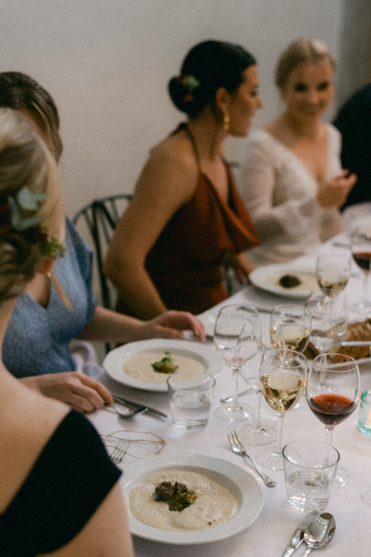 A documentary wedding  photo of the dinner in Oitbacka gård captured by wedding photographer Hannika Gabrielsson in Finland