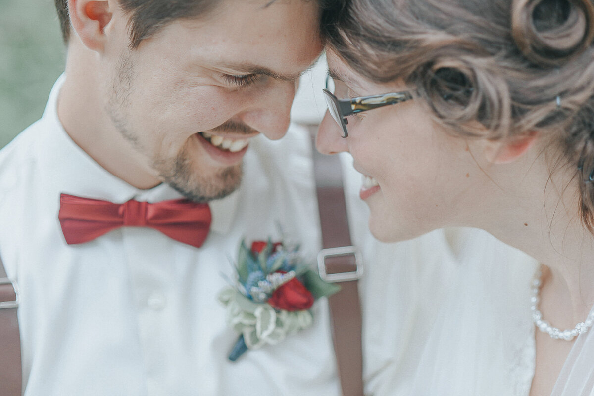 wedding photos | Iowa wedding photographer | Iowa Photographer | Playlife | Cedar Rapids | Iowa City | Kalona | Alaynna Ann Schwartz-2