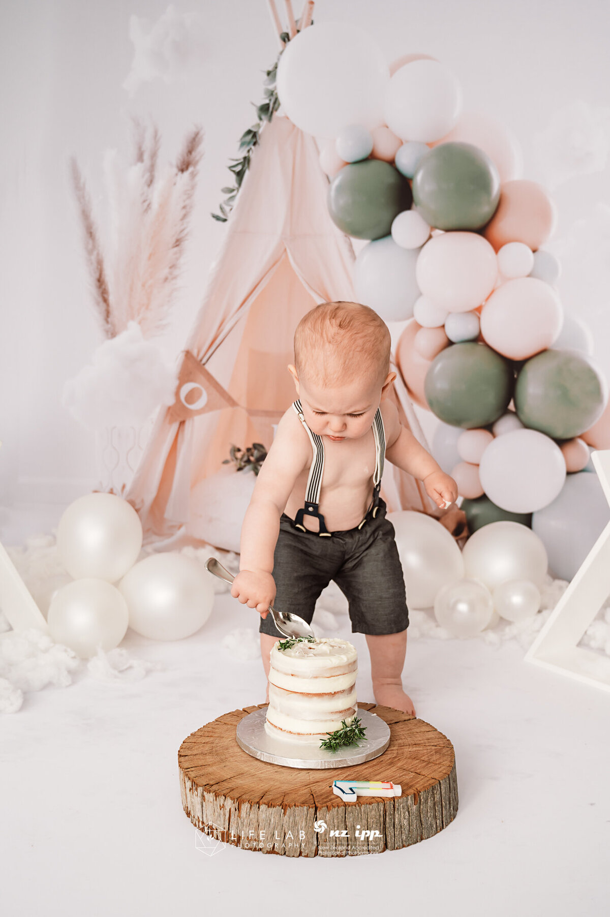 boy with baloon and tepe cake smash