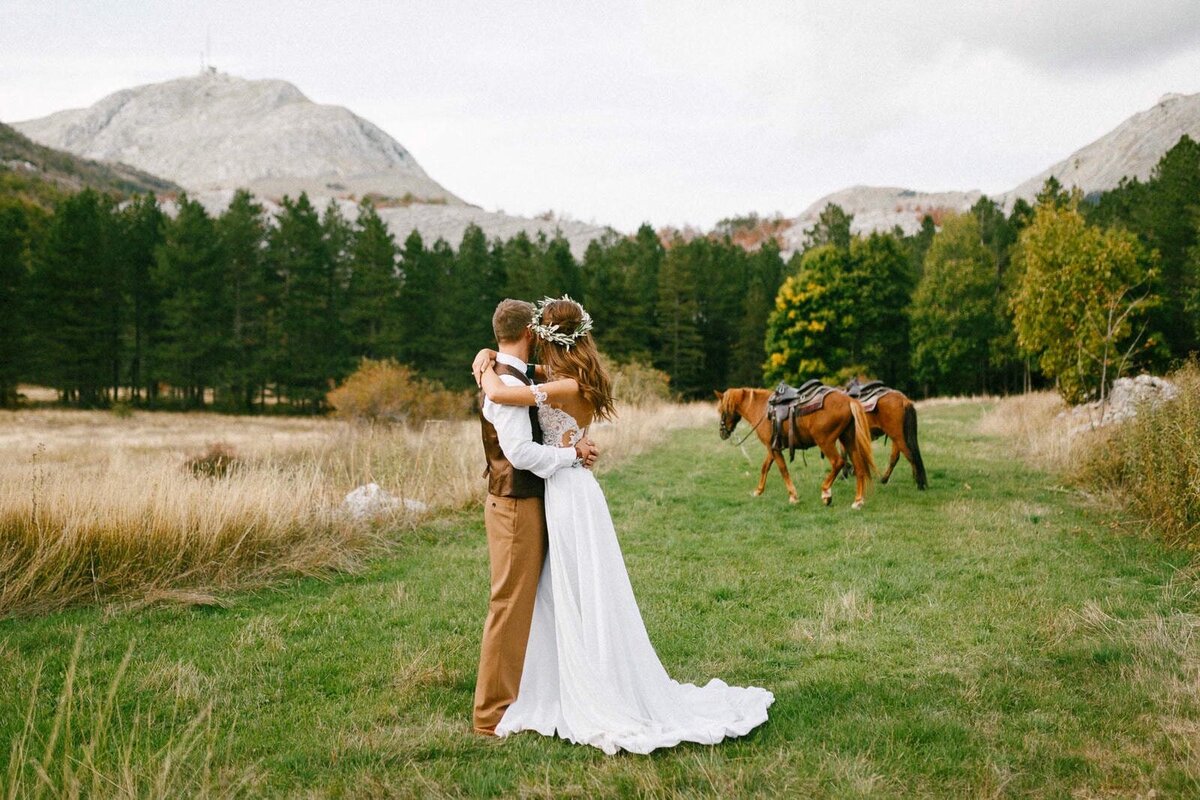 E8-Engagement-Photoshoot-In-the-mountains-with-horses-Ruslan-and-Kristina-2017-09-24-2500px-1031