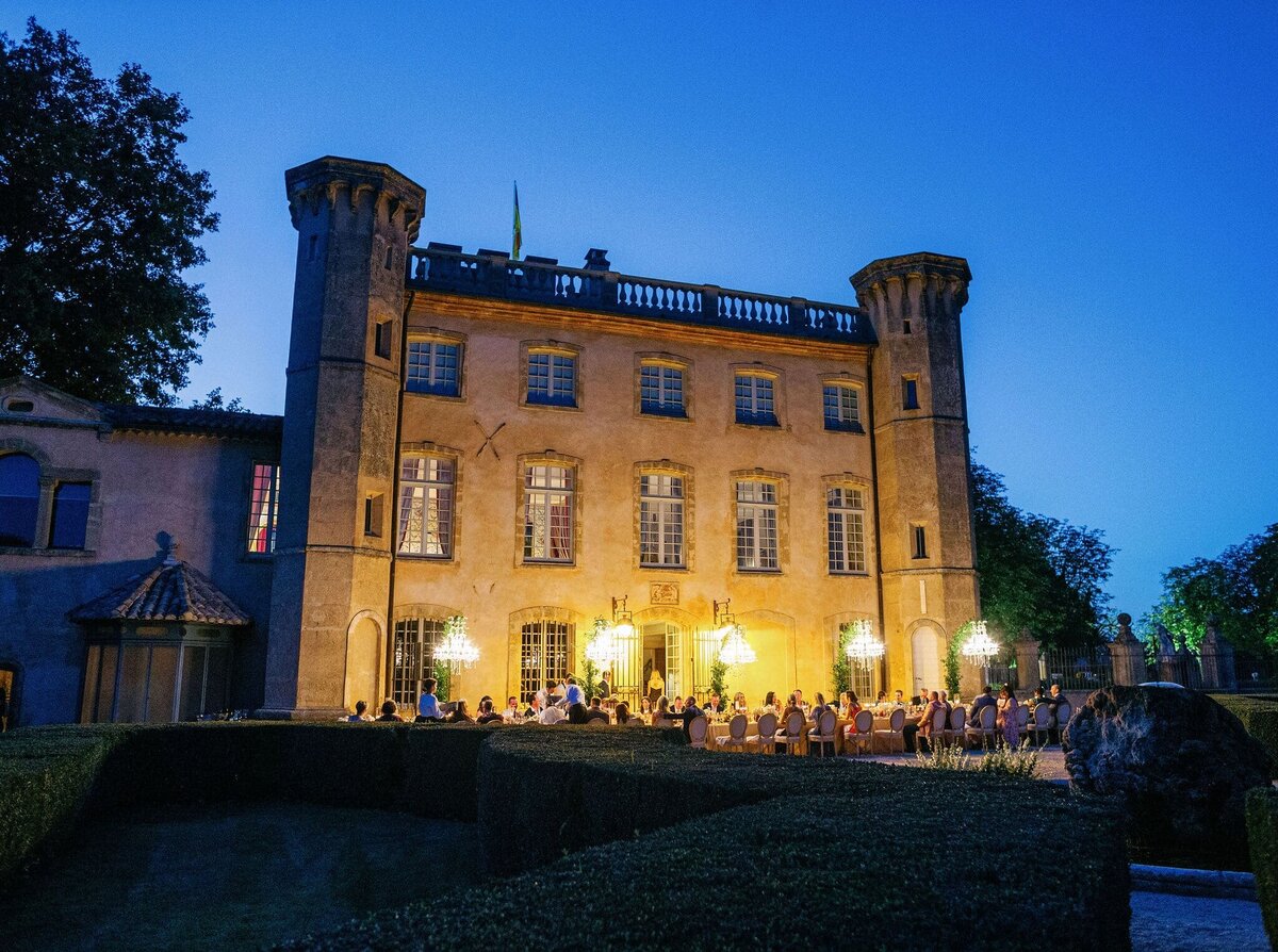 Outdoor-wedding-dinner-chateau-at-night