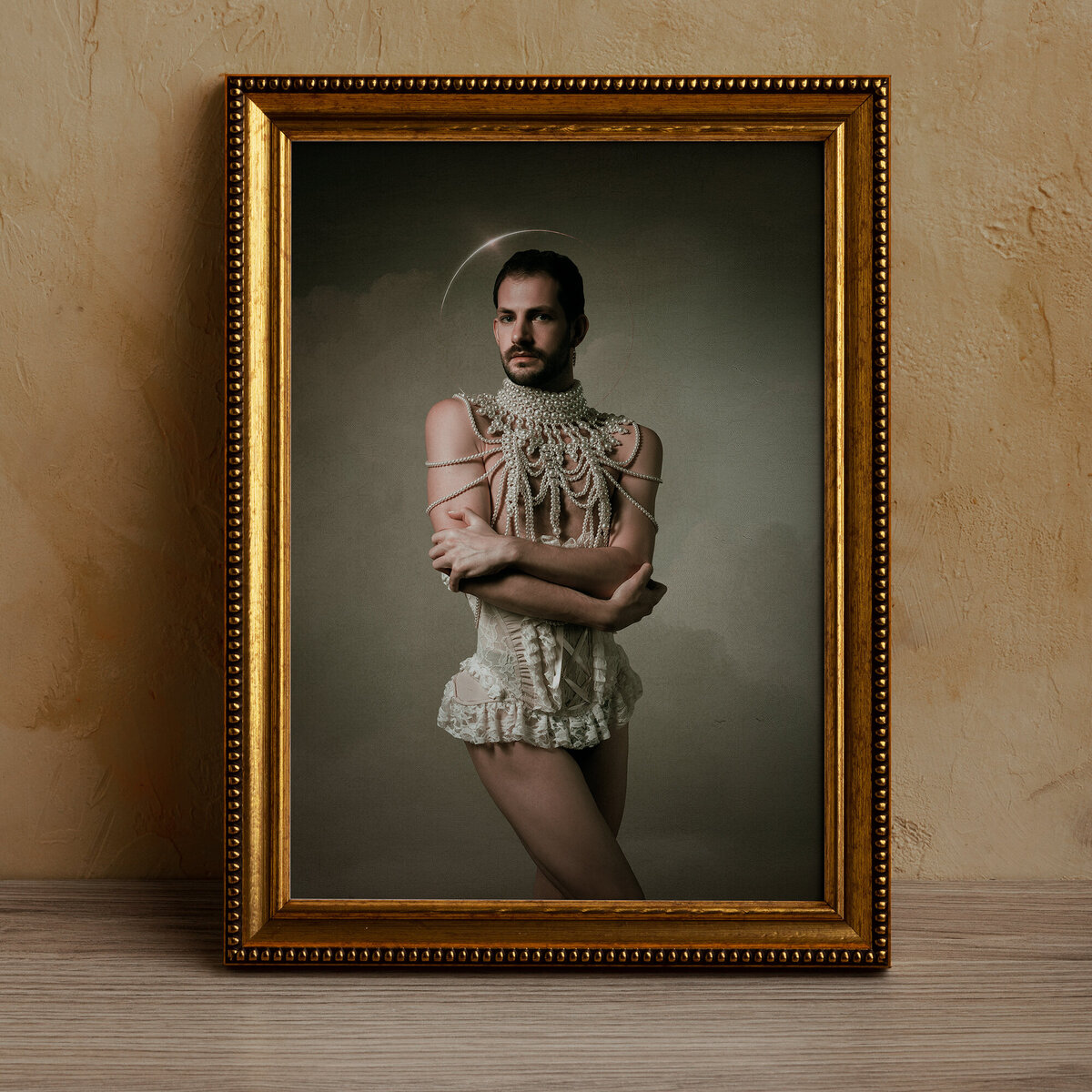 Studio Ace Photography Zaltbommel ingelijst portret van man in korset en parels