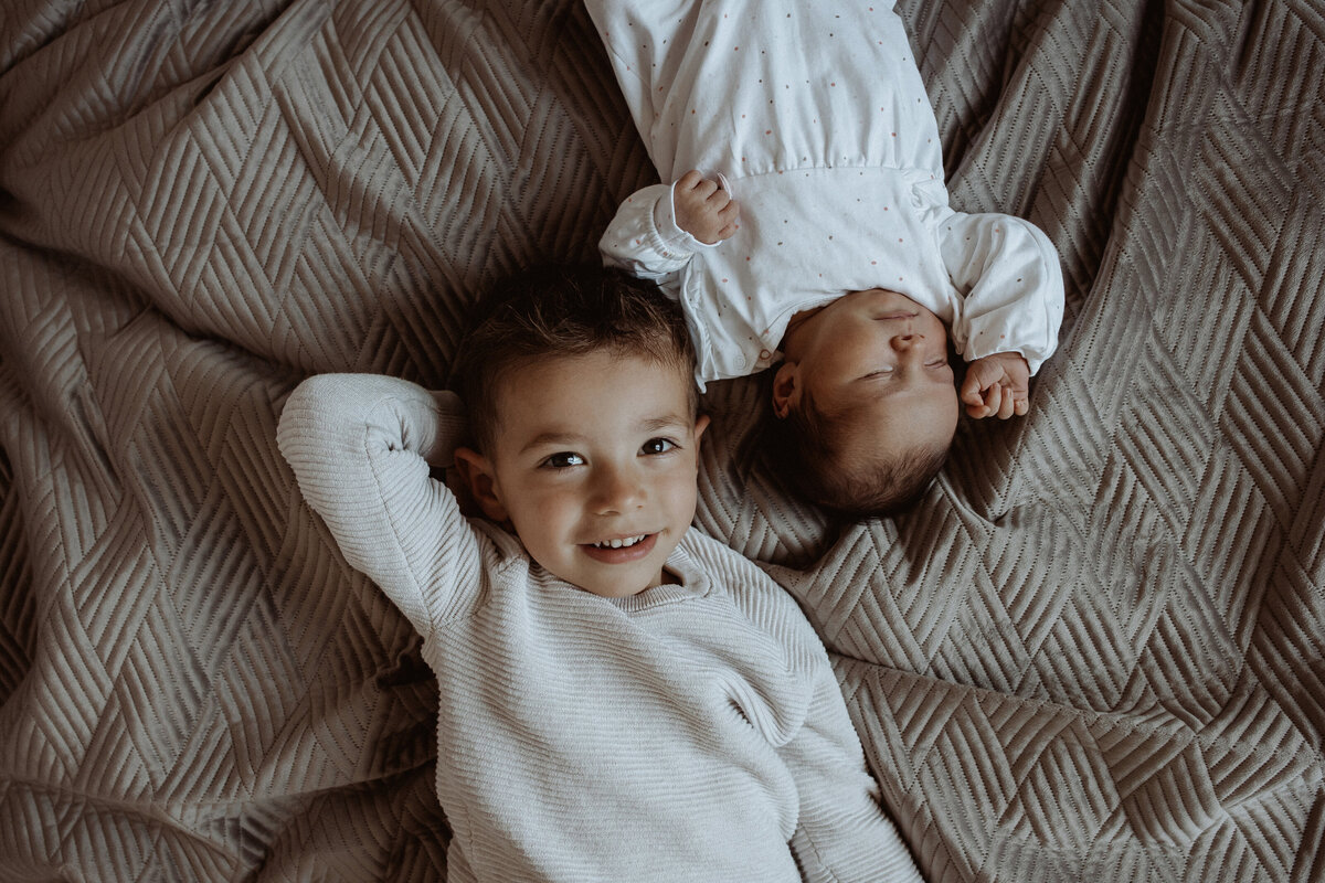 Baby-fotoshoot-met-ouder-broertje