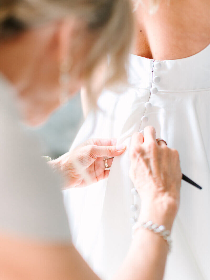 planning a wedding in chicago including dress zipping