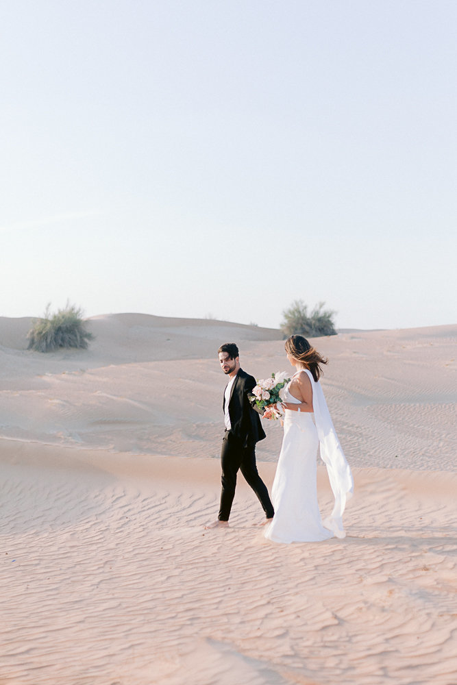 Wedding_photoshoot_in_the_desert_of_dubai_with breide_and_groom_editorial_bridal_shoot_gabriella_vanstern (34)