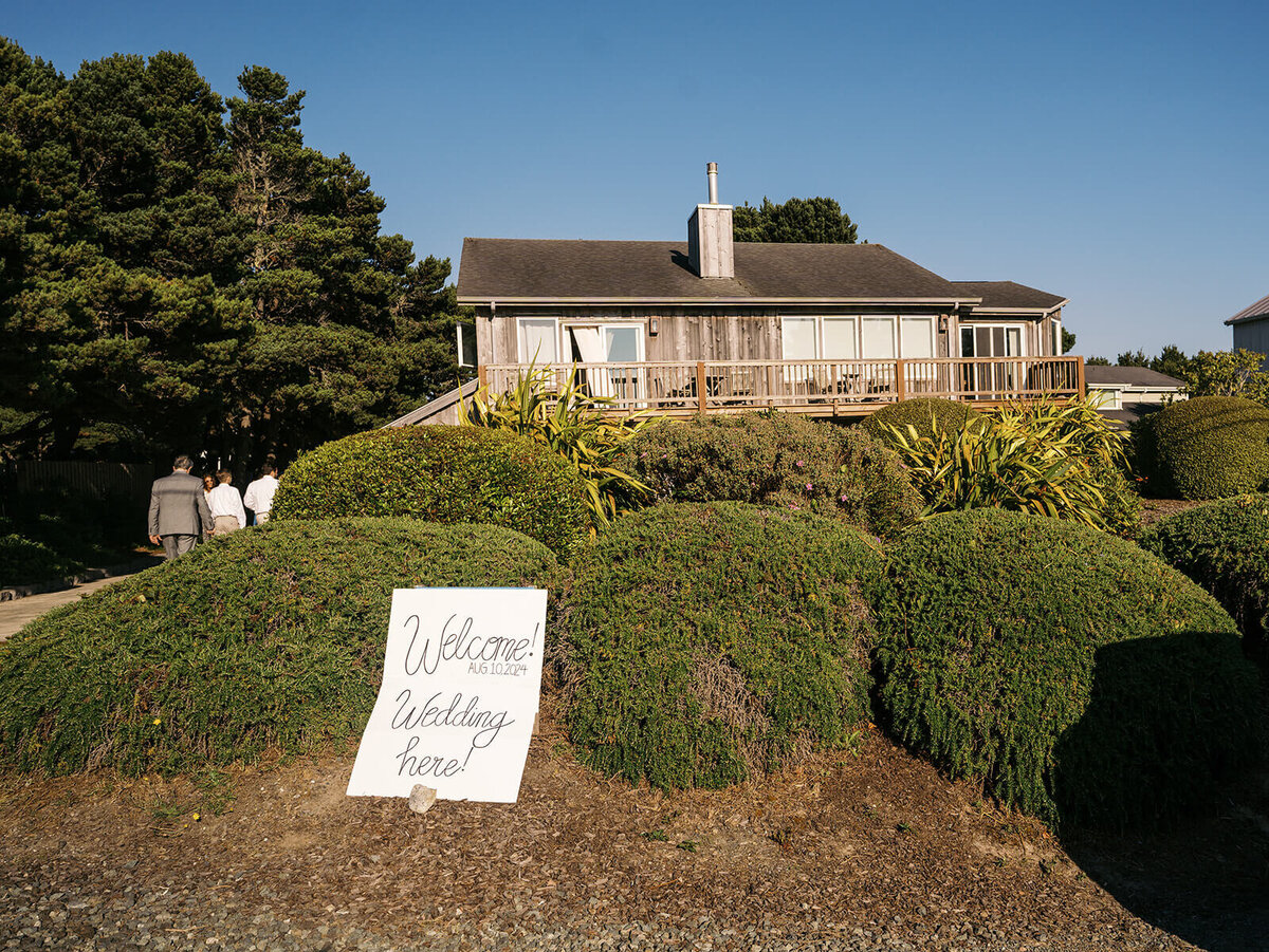 A house with a welcome wedding here sign in front.