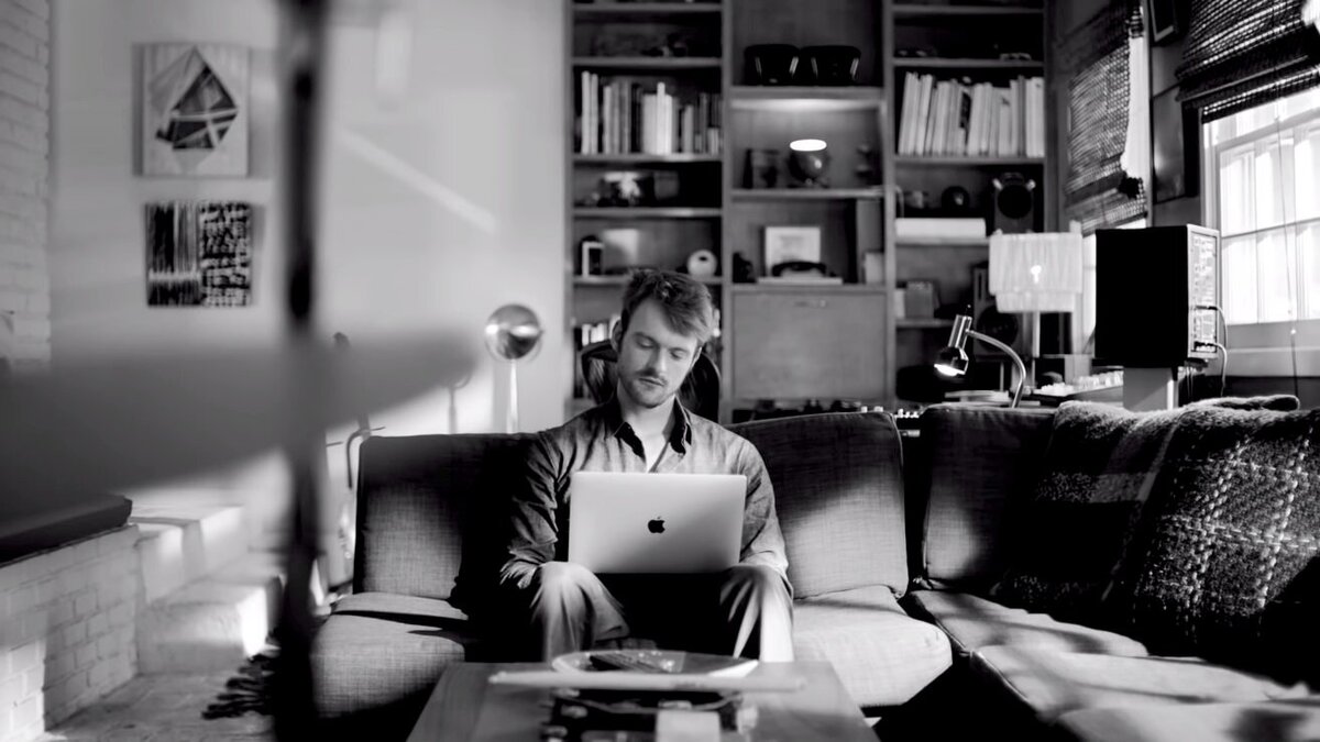 41543-80570-Behind-the-Mac-with-FINNEAS-_-Apple-0-37-screenshot-xl