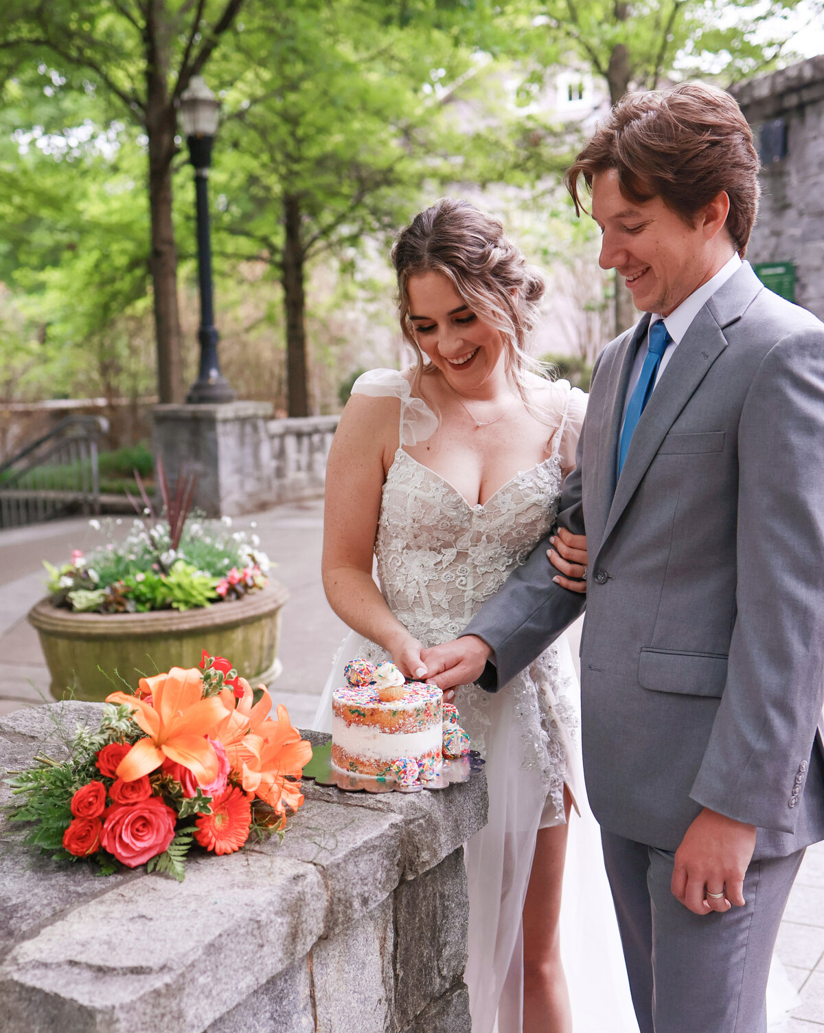 elopement bride and groom cutting wedding cake in Piedmont Park in Atlanta Georgia by Georgia elopement photographer Amanda Richardson Photography