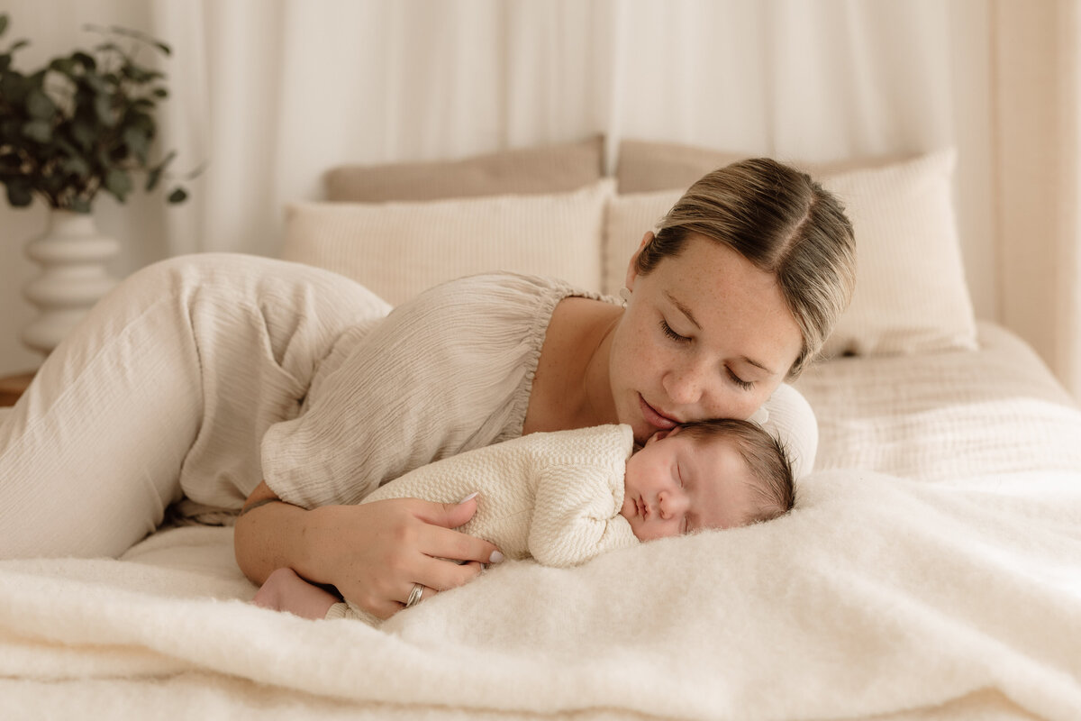 newborn fotograaf - gezinsfotograaf - zwangerschapsfotografie - videograaf - Sint-Niklaas - Pictures by Jess - Mama en baby shoot