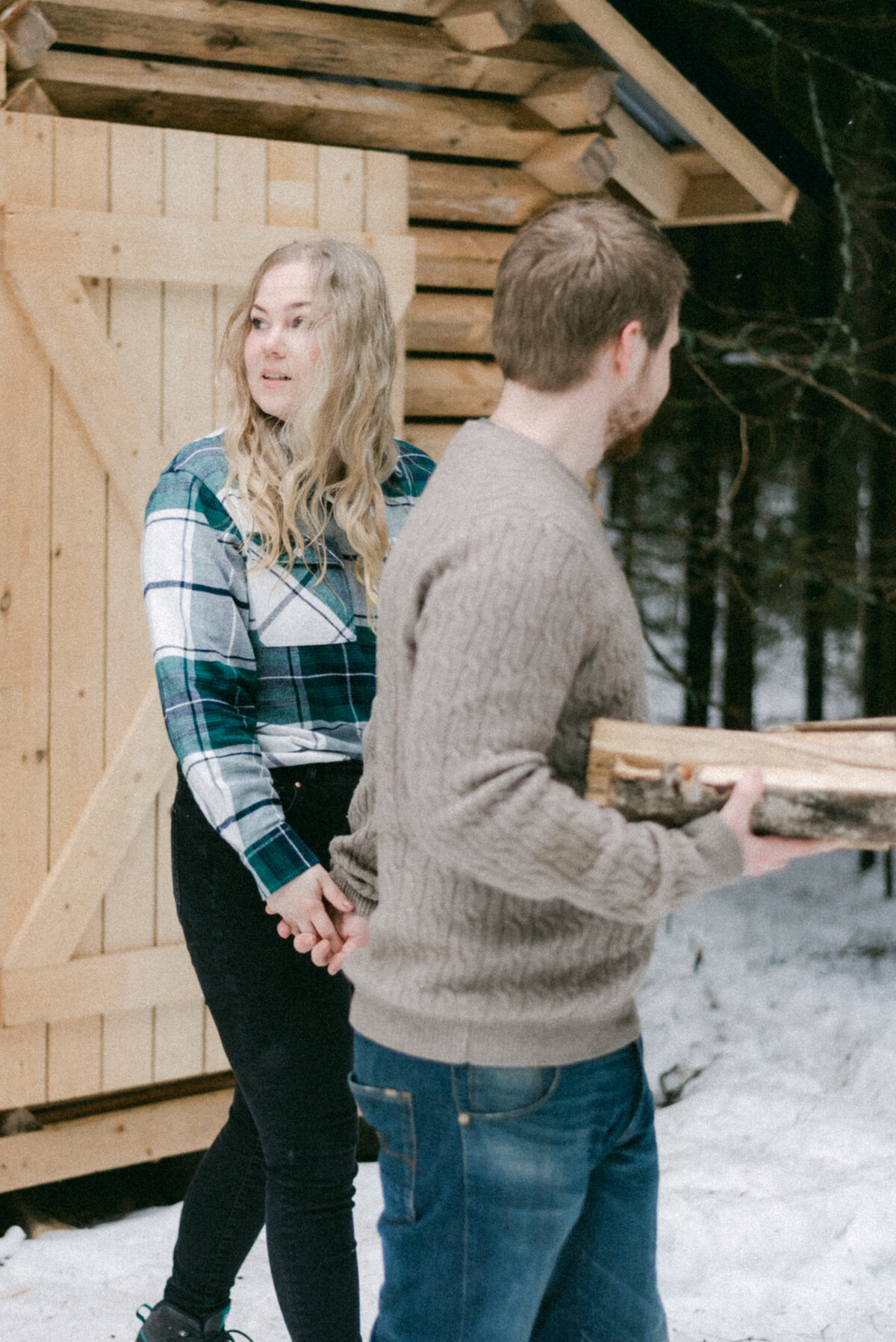 Kihlapari halkovajassa talvisessa kihlakuvauksessa valokuvaaja Hannika Gabrielssonin ottamassa valokuvassa