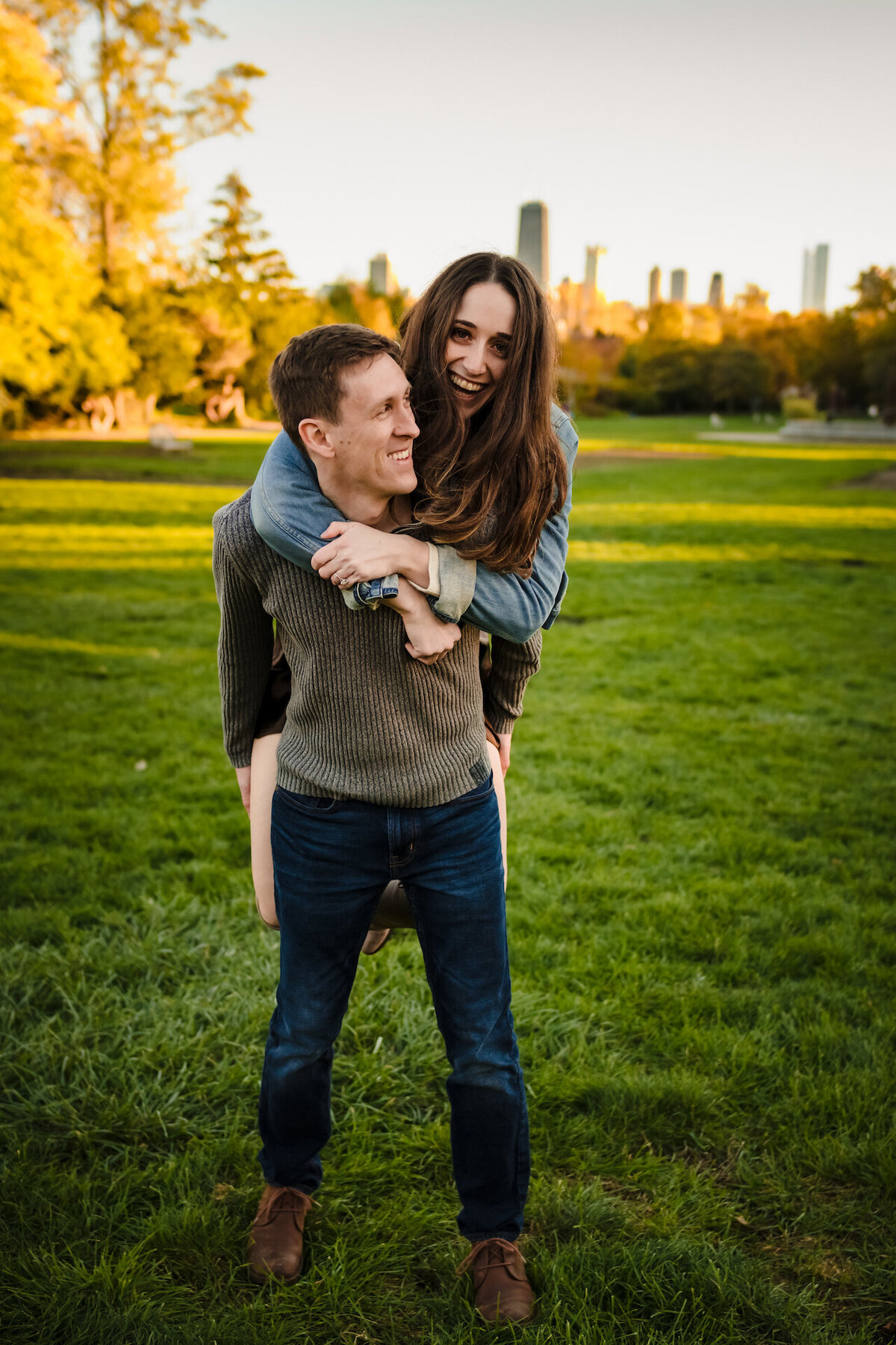 Man gives women a piggyback ride in Lincoln Park