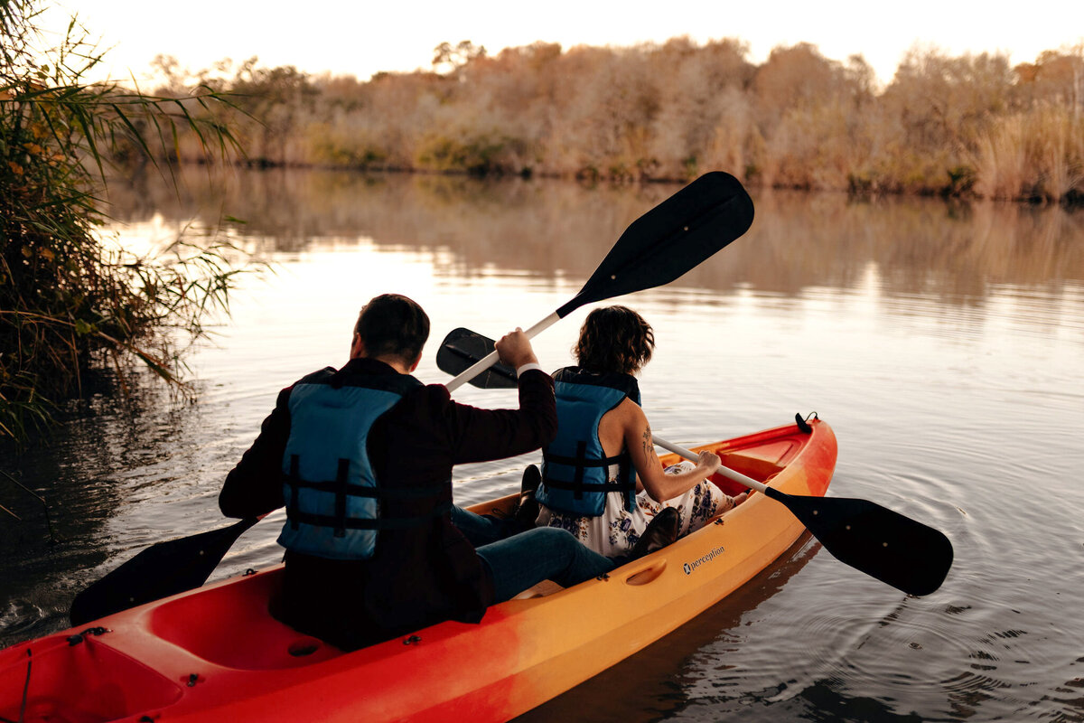 Eloping couple kayaks at Palmetto State Park near Austin, Texas for their intimate adventure elopement