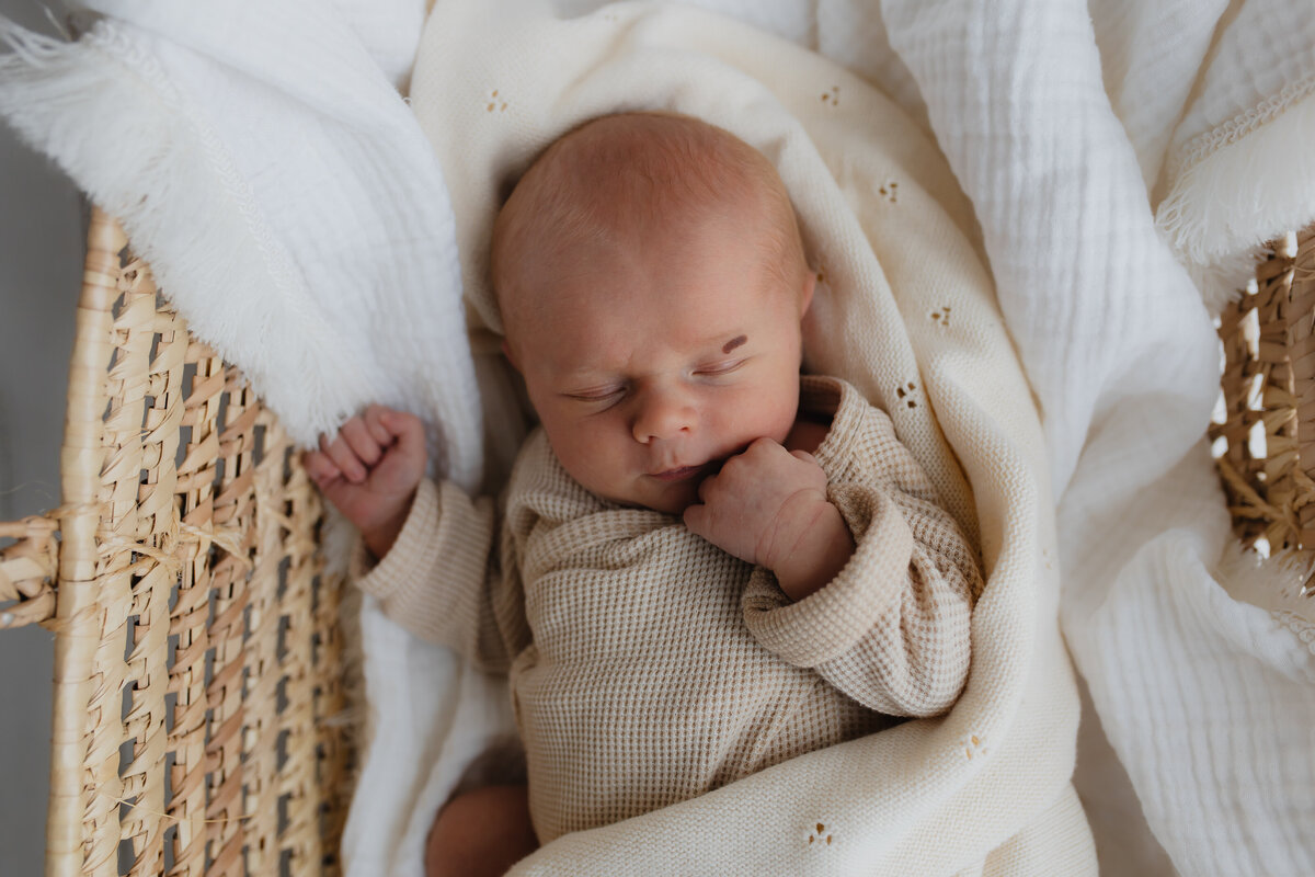 Newbornshoot baby in mozesmand