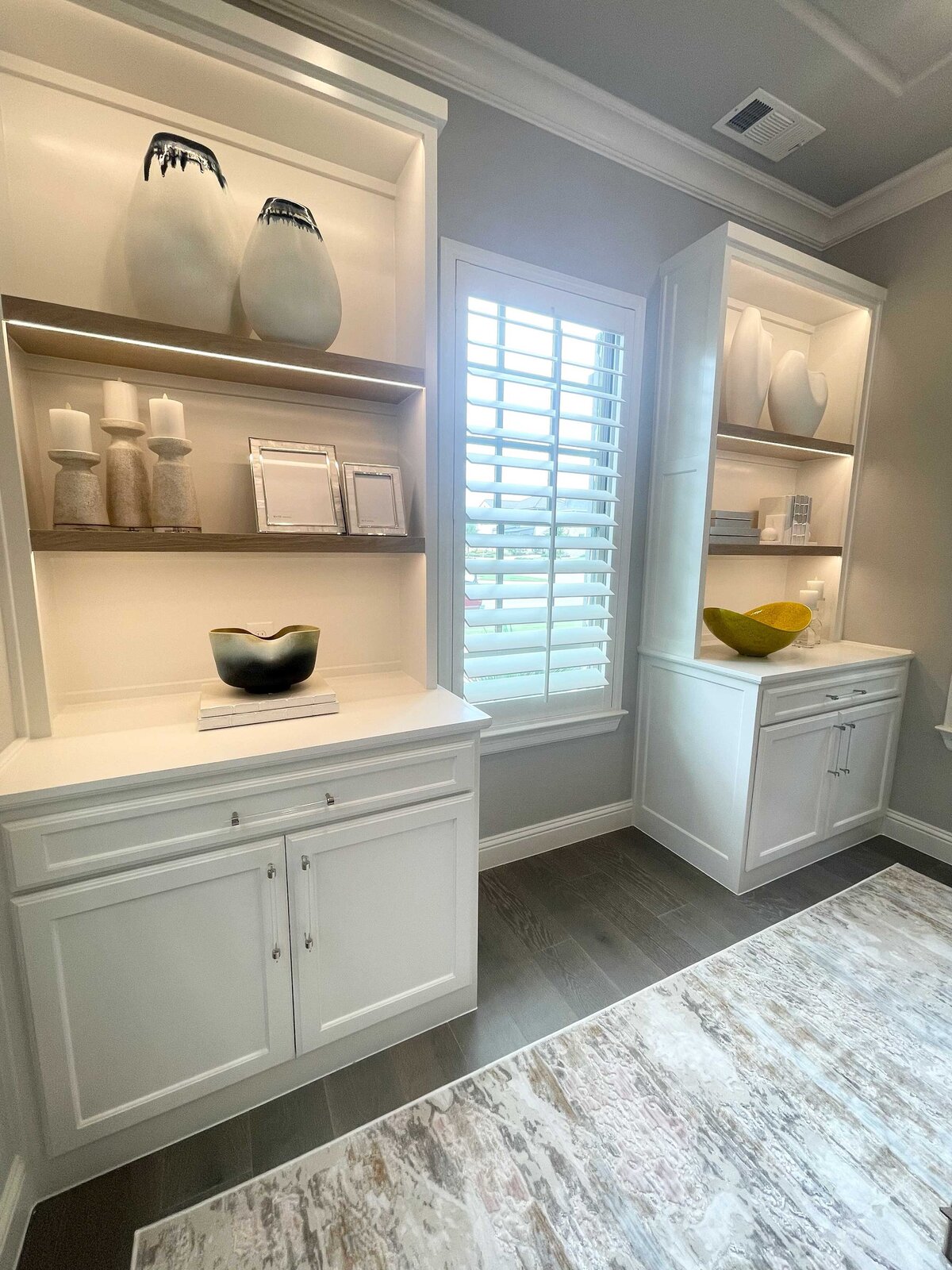 Home furniture layout planning for a white and elegant kitchen, showcasing sleek cabinetry, a modern island, and a well-organized design that enhances functionality and style.