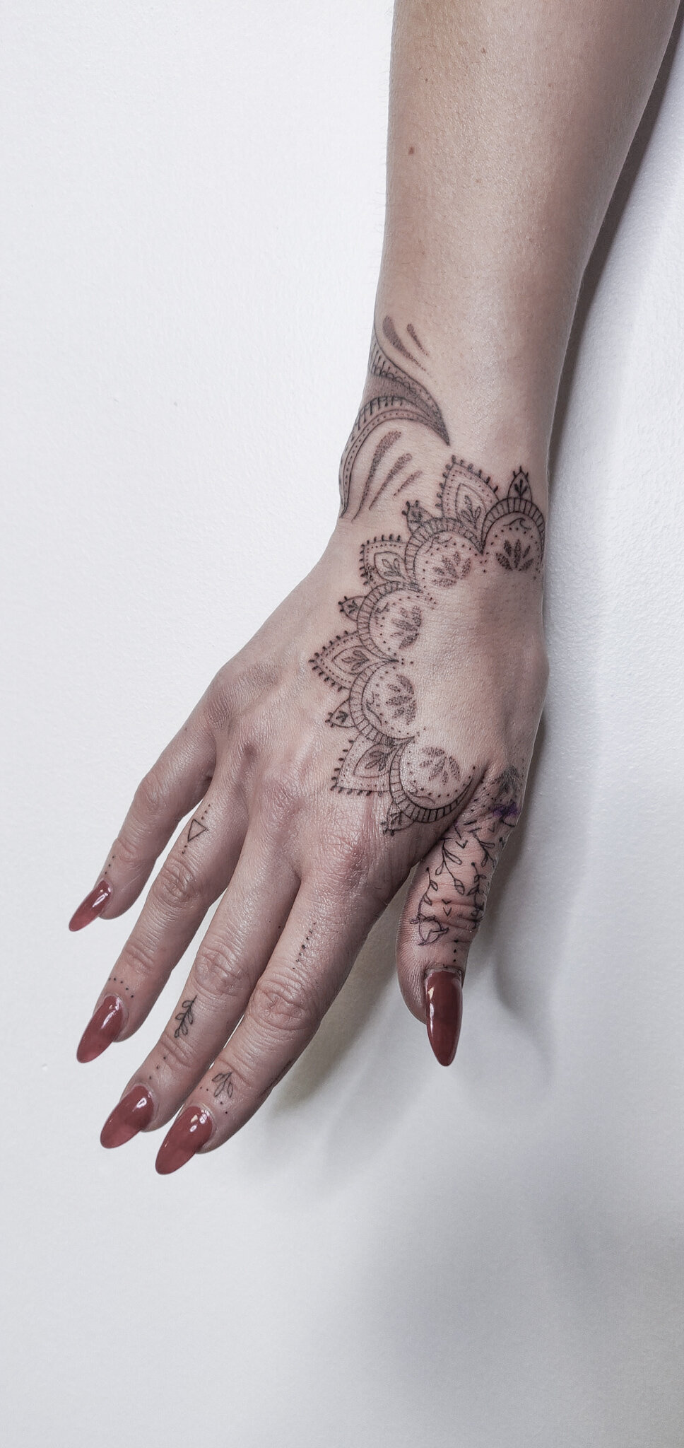 hand tattoo, fingers tattoo, floral tattoo, pattern tattoo