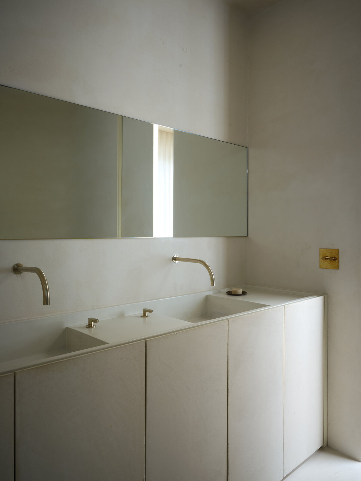 serena-spa-bathroom-plaster-cabinets-concrete-sink-john-pawson-cocoon-plumbing-brass-forbes-lomax-belgian-modern-austin-home-house-franc