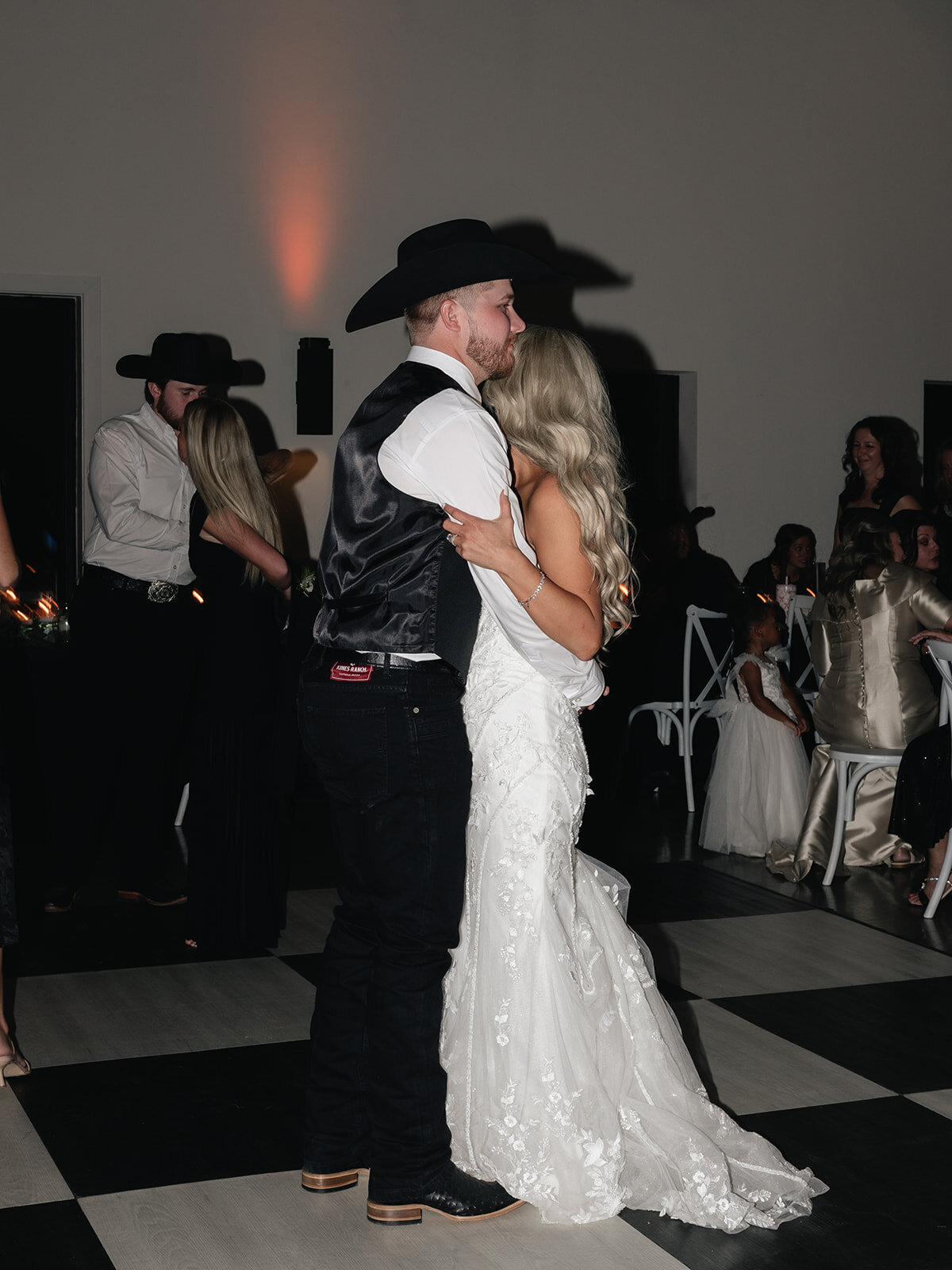 2025-10-11_DykesWeddingPreviews_MollyMurphyPhotography-119