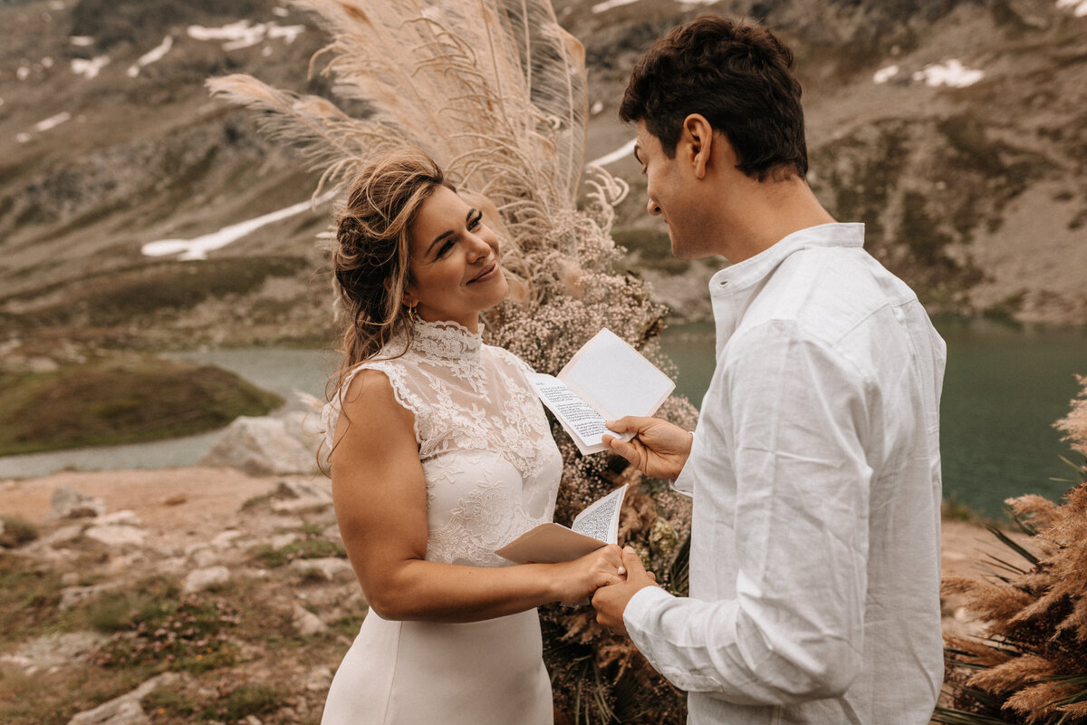 Brautpaar beim Verlesen der Eheversprechen in den Schweizer Alpen