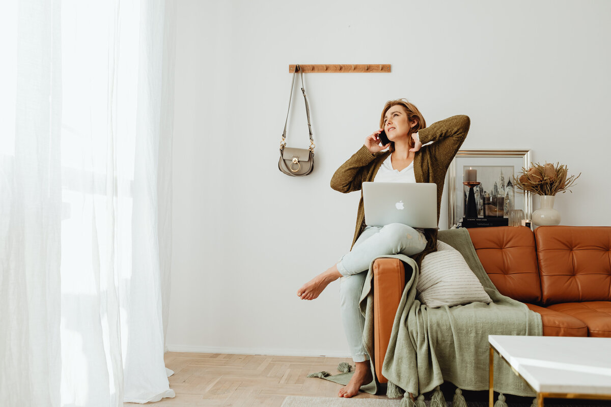kaboompics_woman-uses-mobile-phone-20625